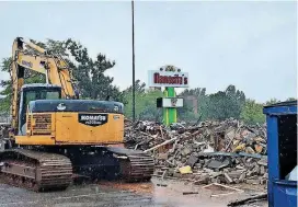  ?? OKLAHOMAN] [PHOTO BY DAVE CATHEY, THE ?? The building home to Mamasita’s for 32 years was razed on Friday.