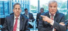  ?? FOTO: DPA ?? Innenminis­ter Horst Seehofer (CSU, rechts) hält an Hans-Georg Maaßen fest.