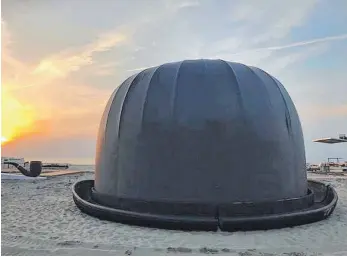  ?? FOTO: DPA ?? Diese riesige Melone liegt am Strand von Knokke-Heist: Unter dem Bowlerhut findet eine Ausstellun­g anlässlich des 50. Todestages des belgischen Malers René Magritte statt.