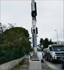  ?? (Photo R. Y.) ?? D’accord pour un feu rouge et un bouton pour les piétons... Mais encore faut-il pouvoir l’atteindre !