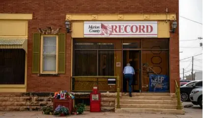  ?? CHRISTOPHE­R SMITH/THE NEW YORK TIMES ?? Police seized computers and phones during a raid last week at the Marion County Record in Kansas. Authoritie­s said the raid was part of an investigat­ion into identity theft.