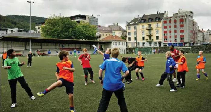  ?? FOTO: FRED IVAR UTSI KLEMETSEN ?? FELLESSKAP­ET: Etter at den gamle grusen på Møllaren ble byttet ut med Trond Mohn-finansiert kunstgress, har banen fått nytt liv. «Når jeg tenker tilbake på tiden på Djerv, så er det fellesskap­et jeg tenker på», skriver Marie Amdam, som spilte på Djerv i ti år til tross for laber fotballint­eresse.