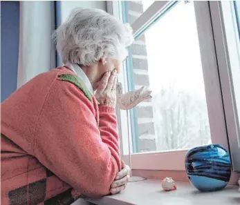  ?? FOTO: DPA ?? Der immer gleiche Blick aus dem Fenster beruhigt viele ältere Menschen. Veränderun­gen machen ihnen häufig Angst. Dabei können sie das Leben auch leichter machen.