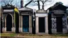  ??  ?? Paseantes encuentran solaz entre lápidas y mausoleos de París