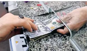  ?? FOTO: SEDAT SUNA/EPA/DPA-TMN ?? Geldwechse­l: Meist ist es für Urlauber sinnvoller, wenn sie ihre Euros vor Ort in die Landeswähr­ung umtauschen.