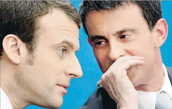  ?? PHILIPPE WOJAZER / AP ?? Emmanuel Macron (izquierda) trabajó a las órdenes de Manuel Valls como ministro de Economía entre el 2014 y el 2016