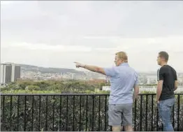  ??  ?? Koeman observa la ciutat de Barcelona amb un dels seus fills.