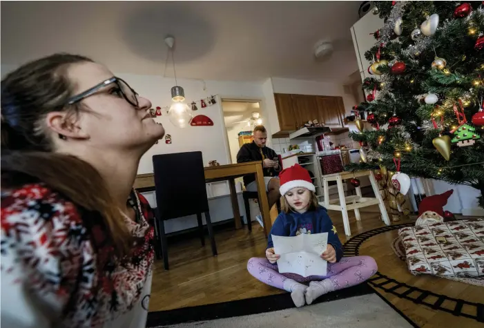  ?? BILDER: MARIA STEEN ?? Hemma hos Leonora och Jimmy Pawholm med barnen Astrid och Hampus drar julen i gång redan i oktober, med pynt, julbak och julmusik. ”Jag har alltid älskat julen” säger mamma Leonora.