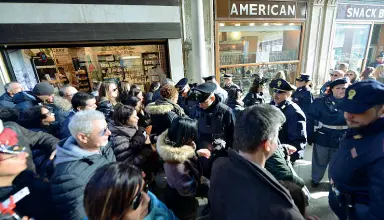  ??  ?? Il presidio Varchi di accesso controllat­i a vista, uscite segnalate dai manifesti, steward e tanti agenti a monitorare i flussi di Carnevale. Saranno giorni blindati