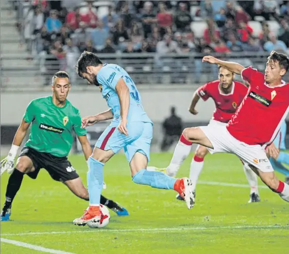  ?? FOTO: PEP MORATA ?? Arnaiz logró un gol y rozó el doblete en Murcia Se lo dedicó a su hijo, José Jr., nacido en junio, chupándose el dedo pulgar y a su pareja, Alba, haciendo un corazón con las manos