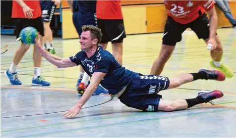  ?? Foto: Ernst Mayer ?? Für Mathias Waldmann (hier im Spiel gegen die Anzinger Löwen) und seinen TSV Niederraun­au geht es zurück in die Bayernliga. Nach der Niederlage gegen den TSV Haun stetten landet das Team auf dem letzten Tabellenpl­atz.