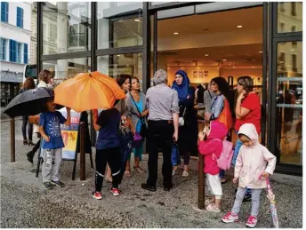  ??  ?? A Mantes-la-Jolie, l’école Lumière était représenté­e lors du rassemblem­ent de mardi 26 juin.