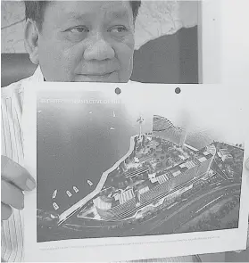  ?? / ALAN TANGCAWAN ?? PLANO SA JG SUMMIT SA SRP: Si Mayor Tomas Osmeña nipakita sa plano sa JG Summit nga proyekto sa SRP.