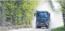  ?? FOTO: KATJA MIELCAREK ?? Mächtig viel Staub wirbeln die Lastwagen auf, die Material durch den Wald oberhalb von Ippingen transporti­eren.