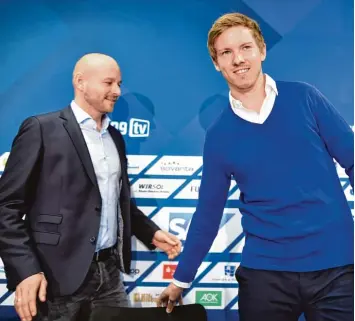  ?? Foto: dpa ?? Alexander Rosen (links), der Manager der TSG 1899 Hoffenheim, kommt mit dem Team und Trainer Julian Nagelsmann an diesem Samstag in seine Heimatstad­t nach Augsburg – zur Bundesliga­partie gegen den FC Augsburg.