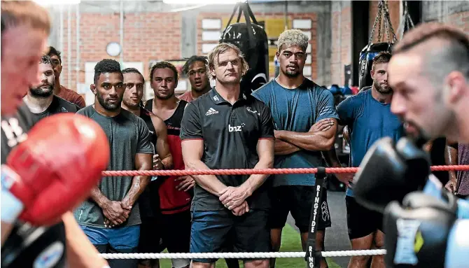  ?? PHOTOSPORT ?? Crusaders coach Scott Robertson, centre, looks on as Joseph Parker, right, and his trainer, Kevin Barry work out during a training session in Christchur­ch yesterday.