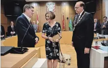  ?? JOELLE KOVACH /EXAMINER ?? Leslie Yee, centre, receives the Holnbeck Award on Monday evening at City Hall from Brian Holnbeck (left ) and Mayor Daryl Bennett.