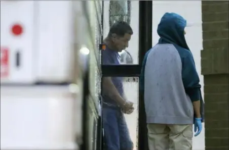  ?? ERIC GAY — THE ASSOCIATED PRESS ?? Immigrants in handcuffs and ankle chains arrive at the Federal Courthouse for hearings, Thursday in McAllen, Texas. President Donald Trump signed an executive order Wednesday to end family separation­s at the border.