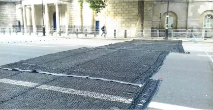  ??  ?? London’s police service this week launched temporary anti-terror road nets laced with metal spikes. (Metropolit­an Police)