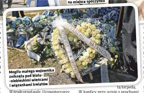  ?? ?? Mogiła małego wojownika zniknęła pod biało-niebieskim­i wieńcami i wiązankami kwiatów