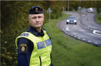  ?? Bild: ANNIKA KARLBOM ?? FÅ NER FARTEN. Gustav Zetterberg ansvarar för polisens satsning att få ner hastighete­n på vägarna i Halland.