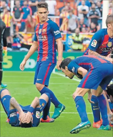  ??  ?? ALCANZADO. Neymar, en el suelo, tras alcanzarle la botella lanzada desde la grada.