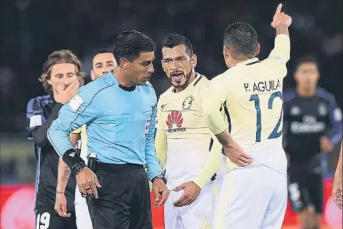  ?? MATT ROBERTS / GETTY ?? Els jugadors mexicans protesten a l’àrbitre paraguaià la confusió creada donant, anul·lant i tornant a donar el gol a Cristiano