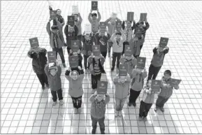  ?? LI YIFANG / FOR CHINA DAILY ?? Students of Jiachengli Primary School show their patent and award certificat­es.