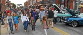  ?? CHRIS BARBER — DIGITAL FIRST MEDIA ?? Crowds fill Third Street as they survey the 260 antique cars parked along the side.