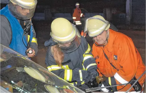  ?? FOTO: KLAUS WEISS ?? Jeweils ein Feuerwehrm­itglied aus Kanzach und aus Bad Buchau wird beim Einsatz der Rettungssc­here beaufsicht­igt und eingewiese­n.