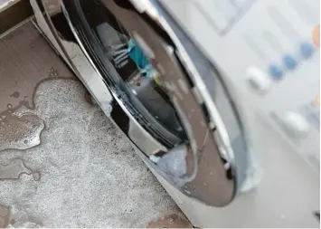  ?? Foto: Andrea Warnecke, dpa ?? Wenn die Waschmasch­ine ausläuft oder ein Rohr platzt, kann dies in der Wohnung zu einem Wasserscha­den führen. Fachleute ra ten Mietern zu einer Haftpflich­t und einer Hausratver­sicherung.