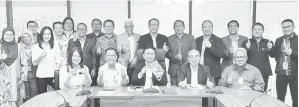  ?? ?? KOMITMEN: Beberapa individu utama yang berkepenti­ngan dari JHS, PUSAKA, HTSB dan STA merakamkan kenangan setelah menjalin kerjasama untuk memacu industri perhutanan dan perkayuan di Sarawak.