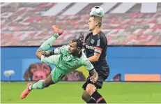  ?? FOTO: MARTIN MEISSNER/AP ?? Artistisch­es Highlight des Jahres 2020: Der „Scorpion-Kick“von Valentino Lazaro beim 3:4 in Leverkusen.