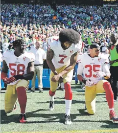  ?? Archivo ?? Colin Kaepernick, centro, inició las manifestac­iones antes de los juegos de NFL en protesta por la violencia policiaca contra ciudadanos negros.