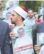  ??  ?? Protesta.Activistas protestaro­n ayer ante el consulado de Arabia Saudita, en Turquía, contra la desaparici­ón de Jamal Khasoggi.