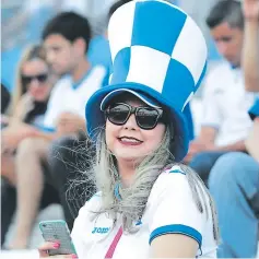  ??  ?? Esta catracha cautivó a más de alguno con su sonrisa y su belleza. Su gorro y su camisa evidencian el amor por la patria que la vio nacer.