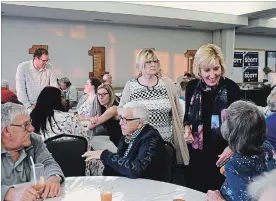  ?? MARY RILEY/METROLAND ?? Re-elected incumbent PC MPP Laurie Scott arrives at her campaign headquarte­rs at the Lindsay Golf & Country Club to chat with supporters before the polls closed on Thursday.