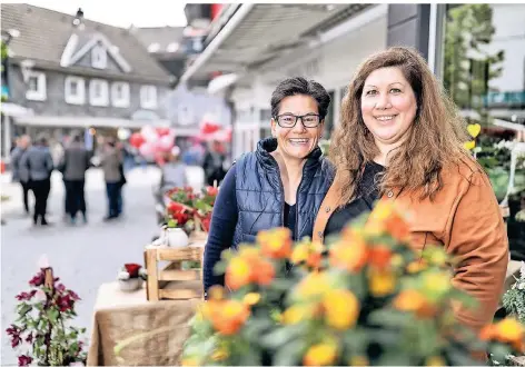  ?? RP-ARCHIVFOTO: STEPHAN KÖHLEN ?? Elke Speck (Floristin) und Cora Fuchs (Miss Fox, Initiatori­n) gehören zum harten Kern der neuen Händler-Initiative.