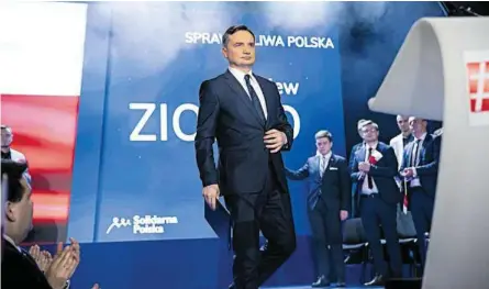  ?? FOT. DAWID ŻUCHOWICZ / AGENCJA GAZETA ?? • Zbigniew Ziobro może liczyć na wsparcie części pisowskich mediów, Jacka Kurskiego jako szefa TVP, dyrektora Radia Maryja, byłej premier Beaty Szydło i byłego szefa MON Antoniego Macierewic­za. Robi się silny jak nigdy