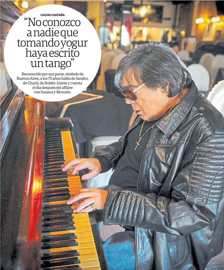  ?? MARIO QUINTEROS ?? El hombre del piano. Cacho, en el Café La Humedad. Dice que soñaba con la orquesta de Mariano Mores, pero que apareció Elvis y lo sacó del tango.