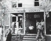  ?? CONTRIBUTE­D PHOT ?? Tennessee State Library and Archives / McMinn County deputies prepare for a fight in 1946.