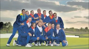  ??  ?? El equipo europeo celebra su triunfo en la Ryder Cup de 2018 disputada en Guyancourt (Francia).