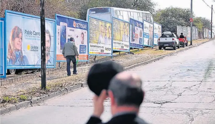  ?? (ANTONIO CARRIZO). ?? Sobredosis de campaña. Córdoba, como el resto del país, tuvo un mes de mucha campaña política, aunque sin grandes pujas ni desarrollo de ideas trascenden­tes.