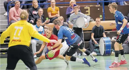  ?? BILD: Martin Remmers ?? Wurde der HC Bremen (rotes Trikot) mal nicht von der TvdH-Defensive aufgehalte­n, war zumeist Keeper Jannik Rohde (gelb) auf dem Posten. Er erwies sich als starker Rückhalt für die Oldenburge­r Mannschaft.