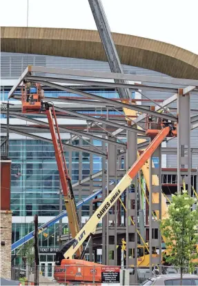 ?? RICK WOOD / MILWAUKEE JOURNAL SENTINEL ?? Contractor­s have started installing the towers that will support the canopy over the "beer garden connector" stretching between Old World 3rd Street and the new Bucks arena.