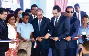  ?? GLAUCO MOQUETE/LISTÍN DIARIO ?? Entrega. El presidente Danilo Medina entregó los planteles "Mi Segundo Hogar" y "Bartolomé de Las Casas", ubicados en los sectores Altos de Arroyo Hondo II y La Hondonada, en el Distrito Nacional.