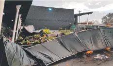  ?? Picture: MELINA BRADOW ?? BLOWN OVER: Damage at Bunnings in Innisfail.