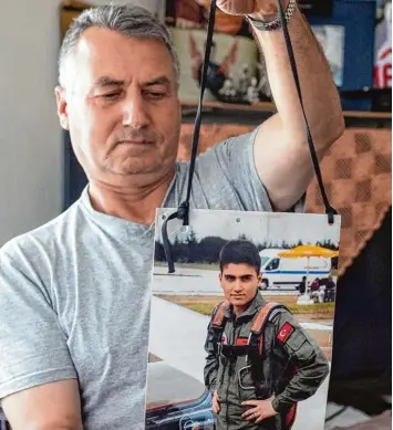  ?? Foto: Schmitt, dpa ?? Vater Sedat Tekin mit einem Bild seines beim Putsch getöteten 21 jährigen Sohns Murat: „Die Putsch Kommandeur­e haben Mu  rat und seine Kameraden regelrecht dem wütenden Volk hingeworfe­n.“