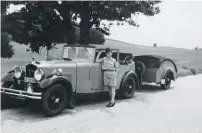  ??  ?? Arriba, el Amilcar Pégase fue el último modelo desarrolla­do por la casa francesa, en este caso se trata de un G36 de 1936. Sobre estas líneas, el enorme C8 de 1929, con motor de ocho cilindros de 2,3 litros. Al lado, un CGSS de 1926, extrañamen­te pintado de rojo.