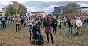  ?? RP-FOTO: HEINZ SCHILD ?? Jugendlich­e und Erwachsene beteiligte­n sich an der Klimademo, die vor dem Dinslakene­r Rathaus stattfand und von der Fridays-for-future-gruppe veranstalt­et wurde.